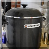 K01. Le Creuset pot with lid. 